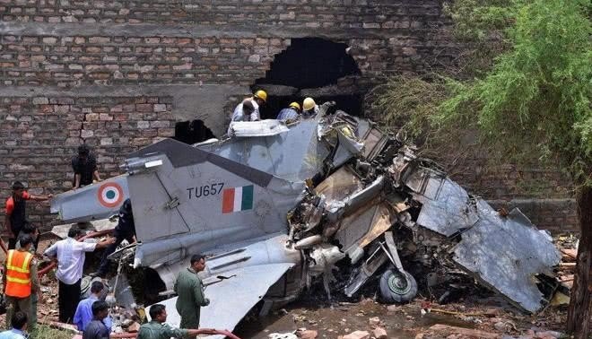 印度飞机在表演期间，再次坠毁，这个民族是不是就不适合开飞机 - 汇30资讯